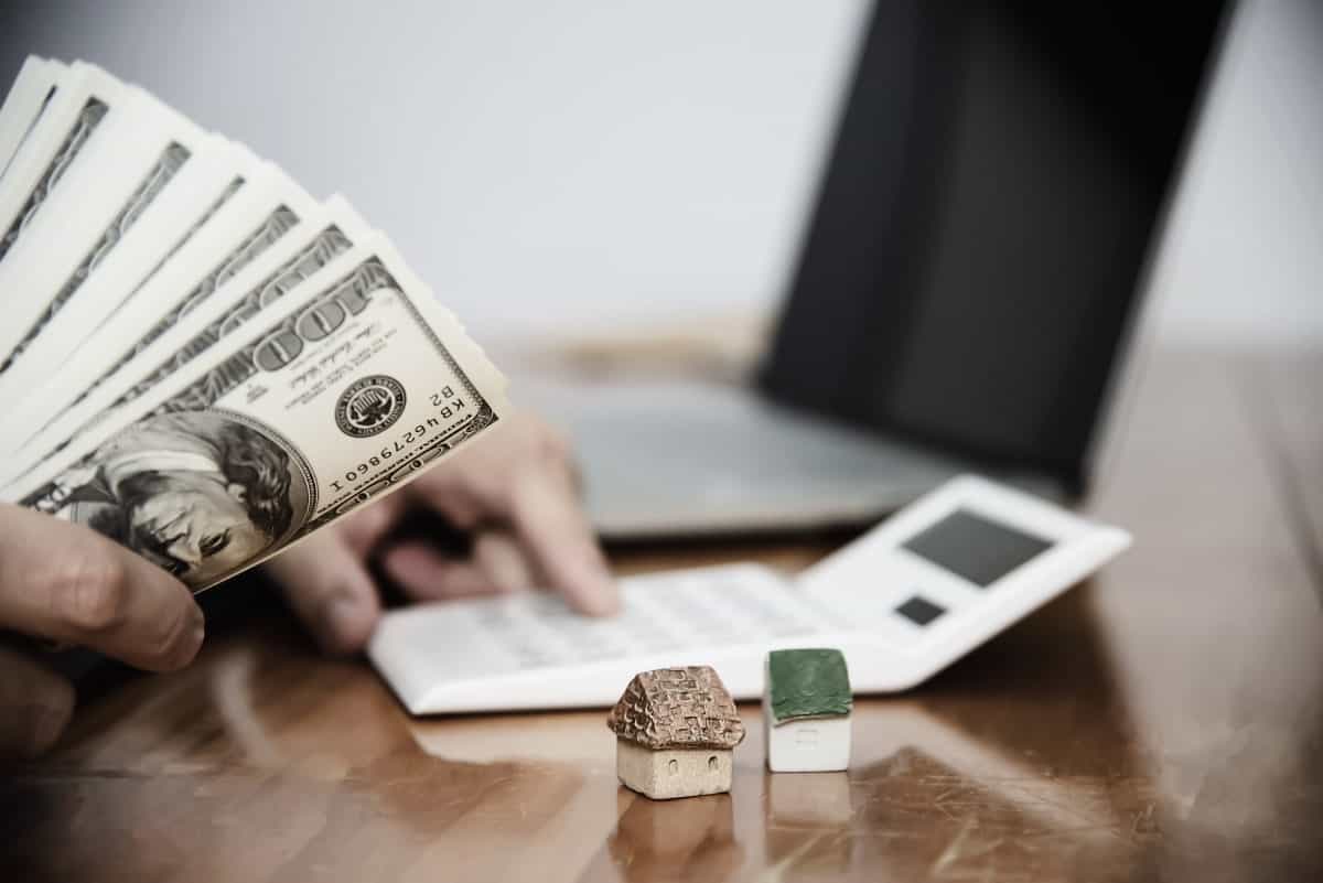 What are some benefits of playing lottery online?