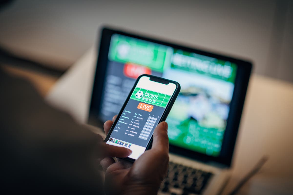 How do online casinos ensure fair play and prevent cheating in their games?