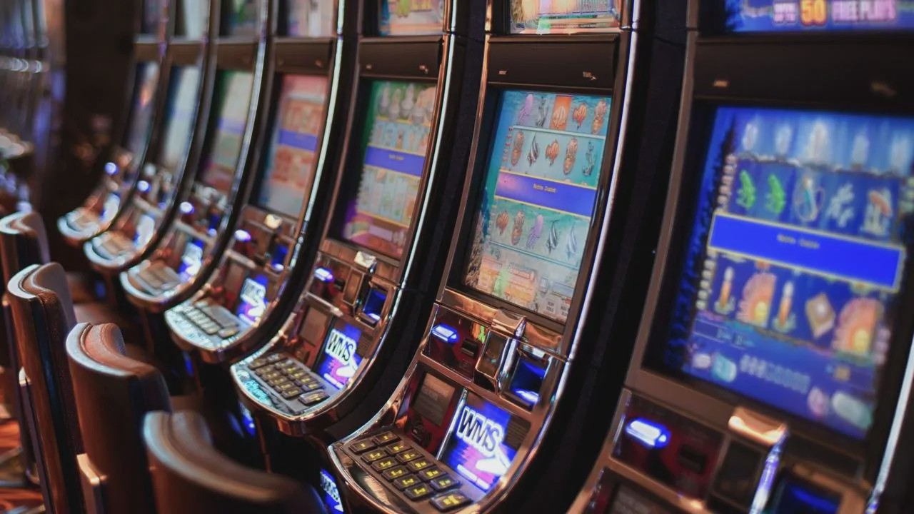 What are the key rules of slot betting?